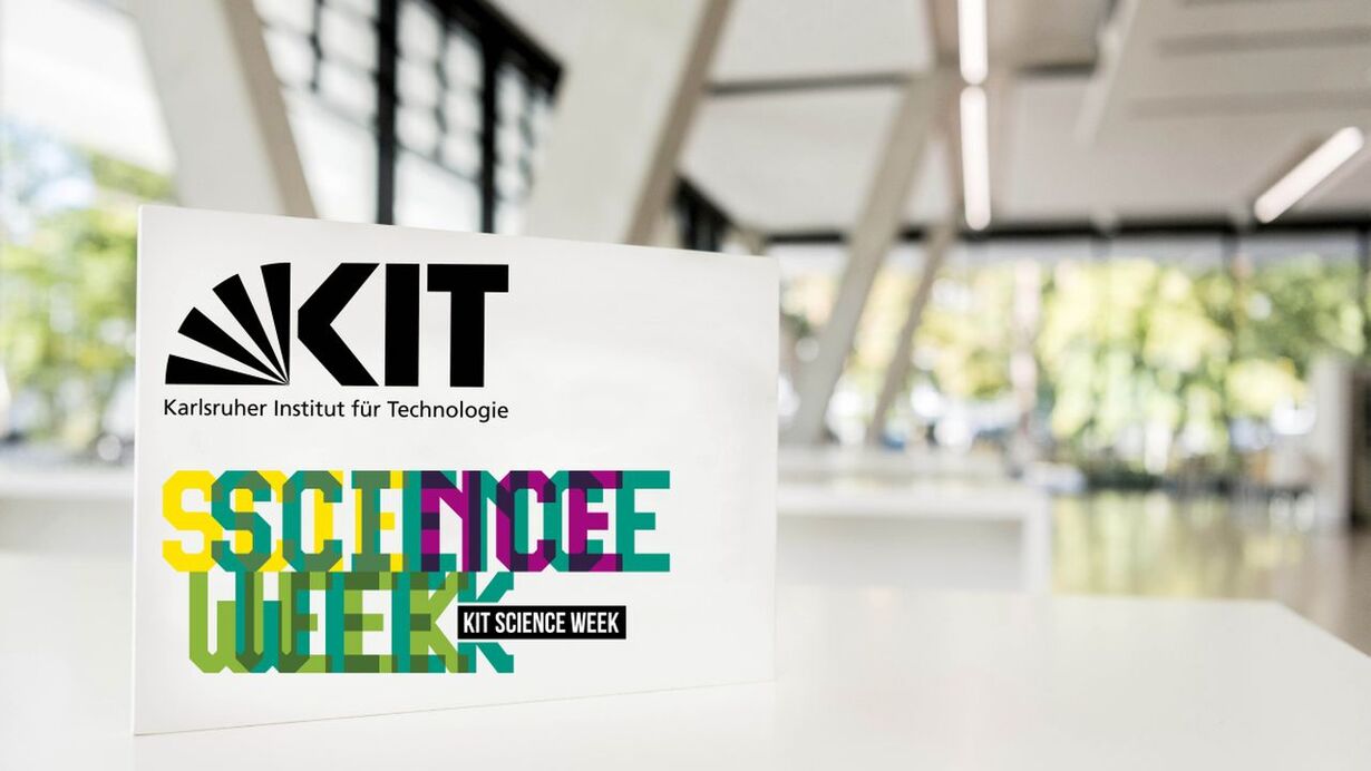 Schild mit dem Keyvisual der KIT Science Week