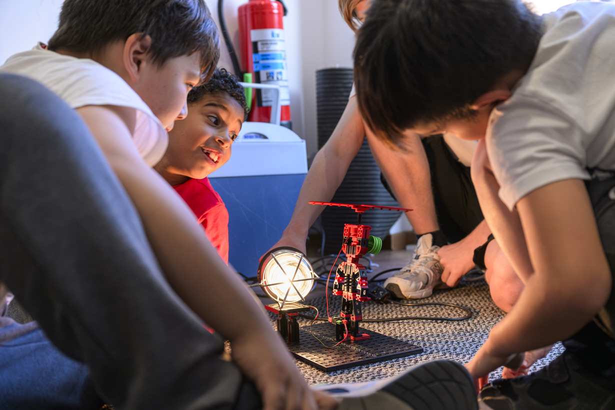 Kinder beim gemeinsamen Programmieren