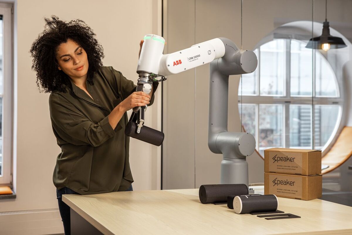 Frau mit Roboterarm
