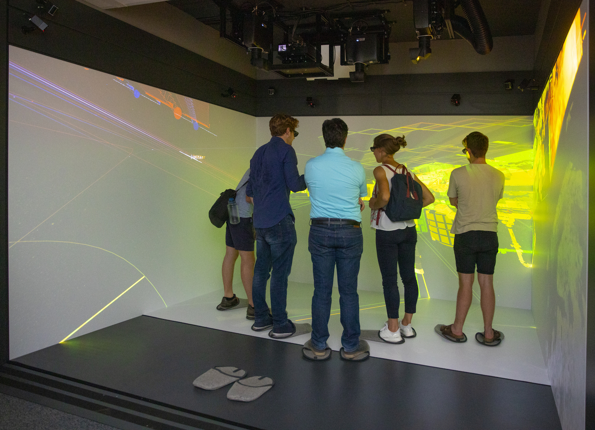  Eine Gruppe junger Menschen im VR-Labor
