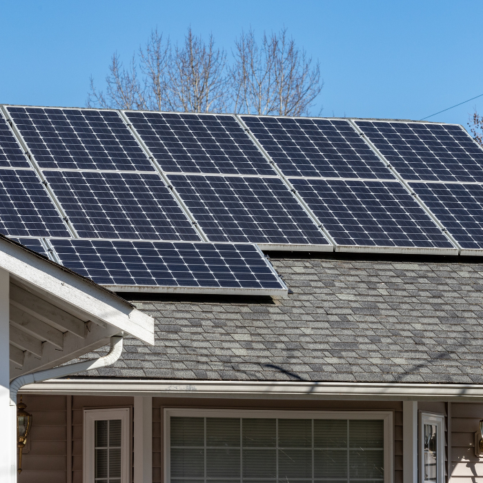Solarplatten auf einem Hausdach