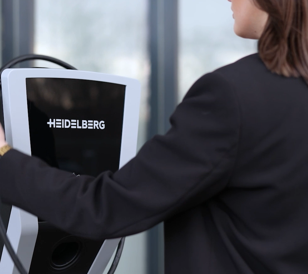 Frau nutzt Ladeinfrastruktur von Heidelberg Amperfied.