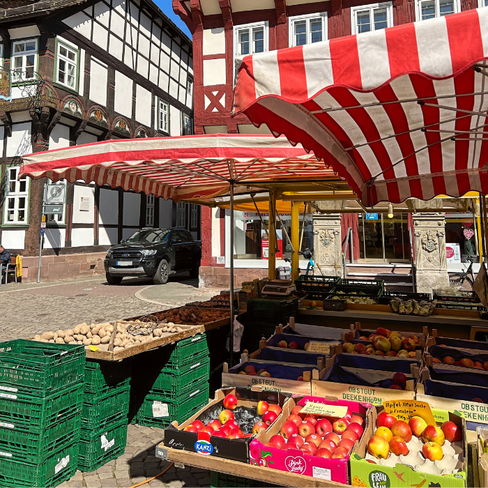 Wochenmarktstand mit Äpfeln 