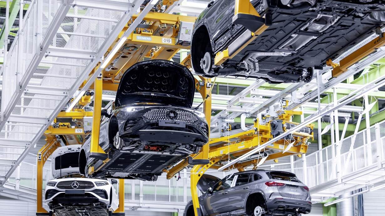 Elektroautos in der Montagehalle bei Mercedes-Benz, Produktion und Fertigung.