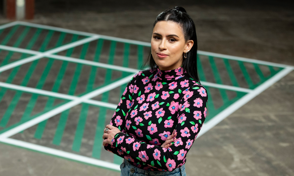 Salwa Houmsi, Moderatorin, auf dem Spielfeld von 13 Fragen