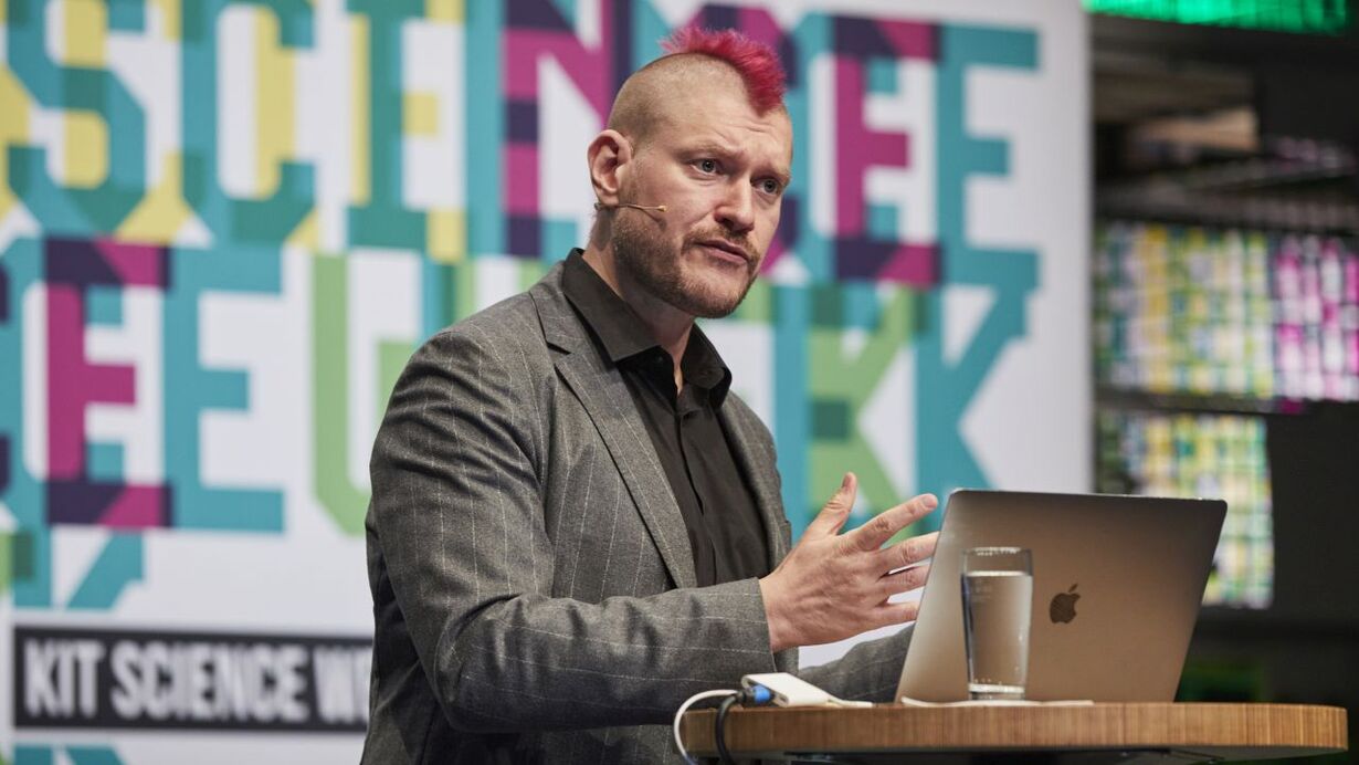 Sascha Lobo bei der Podiumsdiskussion der KIT Science Week 2021