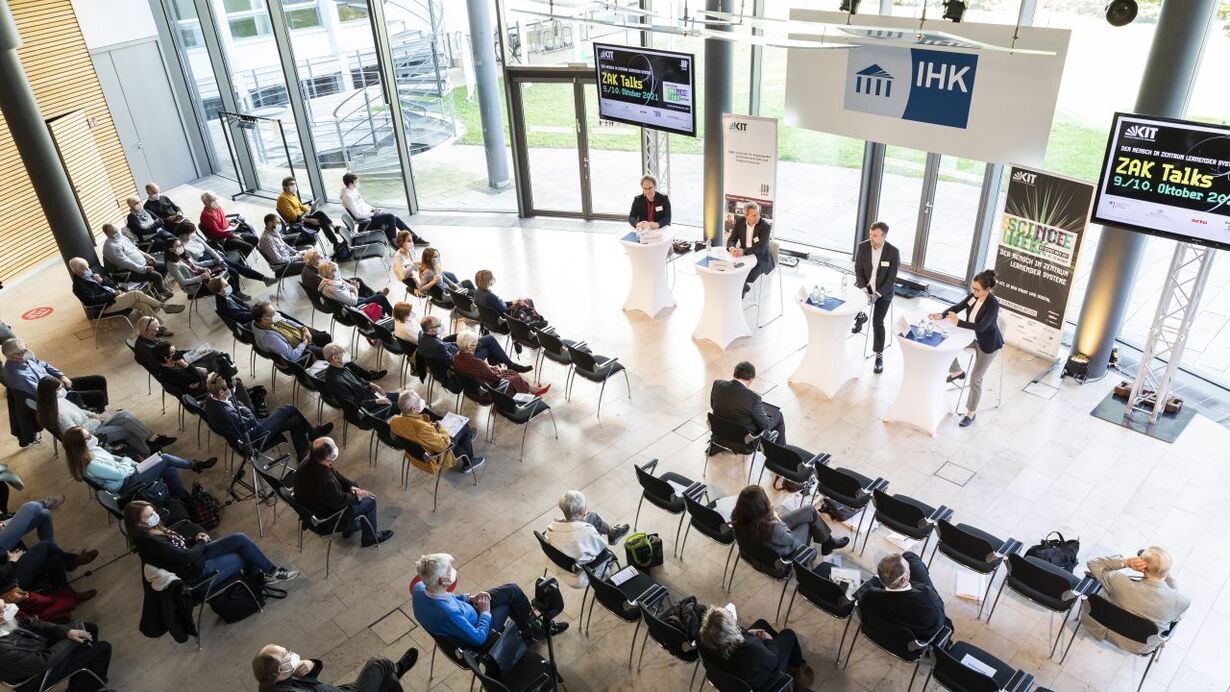 Vier Teilnehmende auf dem Podium anlässlich eines ZAK-Symposiums